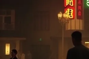 琥珀色的夏天榜单封面，教室后排转动的吊扇