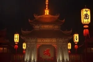 灯下故人考据封面，台灯照着的旧抄本