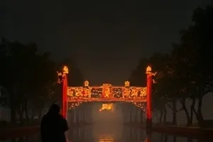 无声候车室片单封面，站台长椅与空荡的候车厅